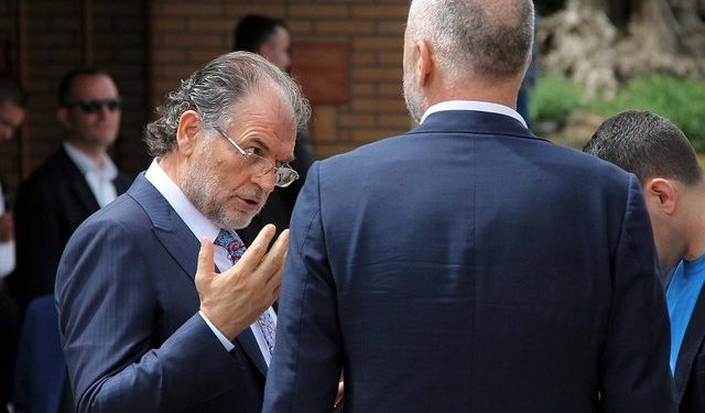 Edi Rama dhe Koço Kokëdhima pajtohen, darkojnë së bashku në restorant