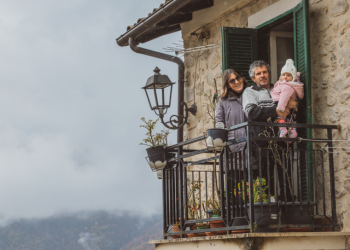 Italianët festojnë lindjen e foshnjës së parë të fshatit pas 30 vitesh