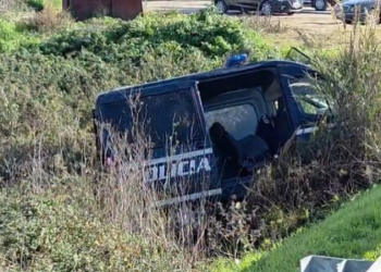 Aksidentohet furgoni i FNSH, dy policë të plagosur