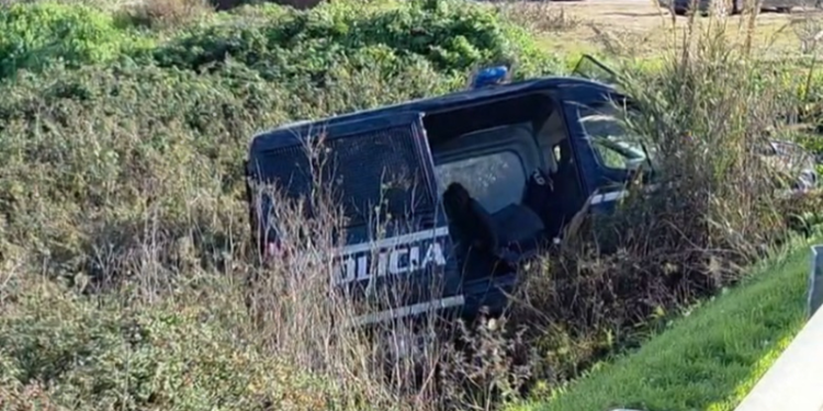 Aksidentohet furgoni i FNSH, dy policë të plagosur