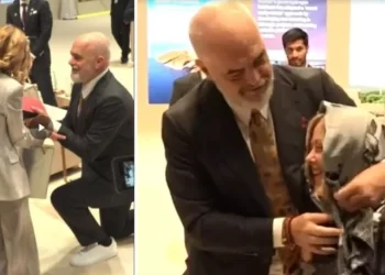 Meloni nxjerr në ankand shallin që i dhuroi Edi Rama