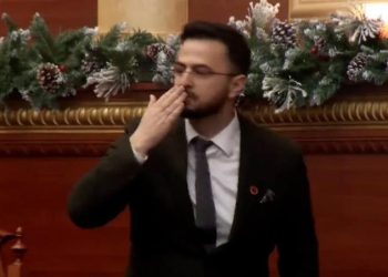 Endri Shabani betohet si Avokat i Popullit, i jep puthje deputetëve të PD-së