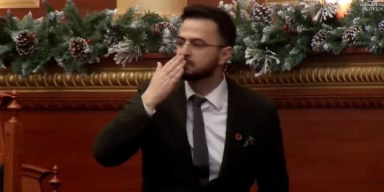 Endri Shabani betohet si Avokat i Popullit, i jep puthje deputetëve të PD-së