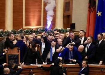 Kaosi në Kuvend, PS kërkon përjashtimin për 29 deputetë të opozitës