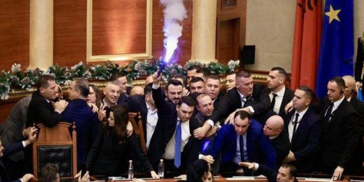 Kaosi në Kuvend, PS kërkon përjashtimin për 29 deputetë të opozitës