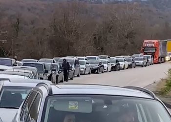 Po vijnë emigrantët, radhë kilometrike në Kakavijë