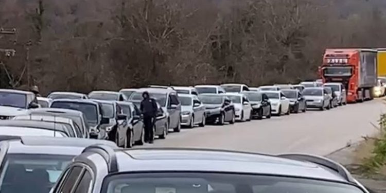 Po vijnë emigrantët, radhë kilometrike në Kakavijë