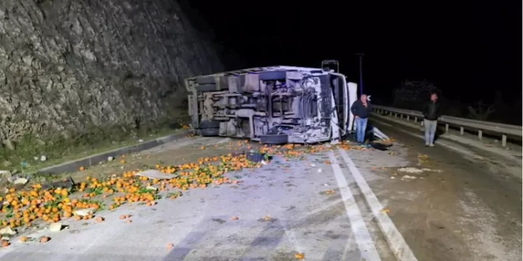 Aksident në Levan-Tepelenë, kamioni përmbyset në anë të rrugës