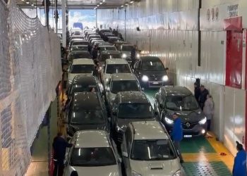 Po vijnë emigrantët, fluks i lartë pasagjerësh në Portin e Vlorës