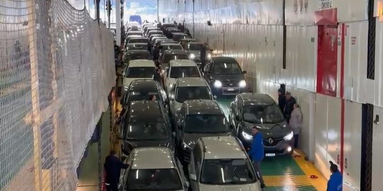 Po vijnë emigrantët, fluks i lartë pasagjerësh në Portin e Vlorës