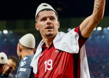 Momentet e para si baba, bëhet virale video e ëmbël e Mirlind Dakut me vajzën e sapolindur