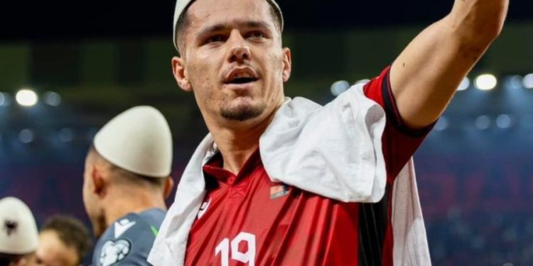 Momentet e para si baba, bëhet virale video e ëmbël e Mirlind Dakut me vajzën e sapolindur