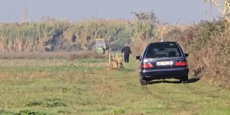 Iu përmbys traktori duke punuar tokën, humb jetën 62-vjeçari