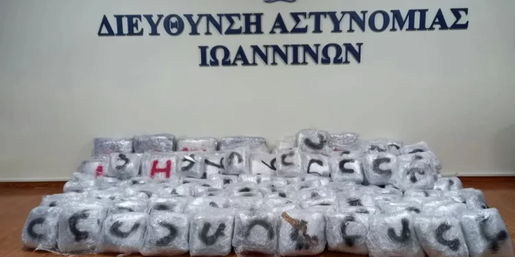 Kapet mbi 200 kg kanabis në Janinë, gruaja shqiptare përplaset me policinë