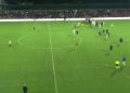 VIDEO/ Skandal në Vlorë, tifozët e Flamurtarit hyjnë në fushë dhe dhunojnë lojtarët e Teutës