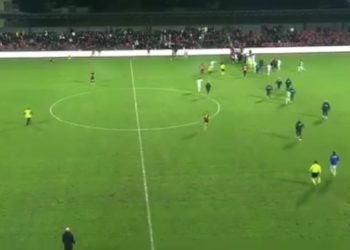 VIDEO/ Skandal në Vlorë, tifozët e Flamurtarit hyjnë në fushë dhe dhunojnë lojtarët e Teutës