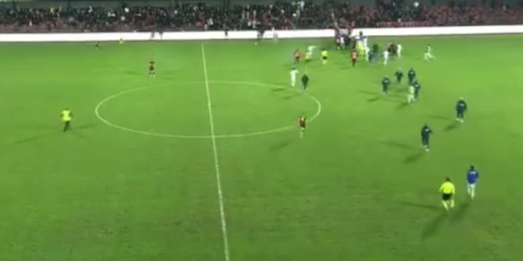 VIDEO/ Skandal në Vlorë, tifozët e Flamurtarit hyjnë në fushë dhe dhunojnë lojtarët e Teutës