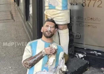 Statuja e Lionel Messit vandalohet brutalisht në Argjentinë: Autoritetet nisin hetimet