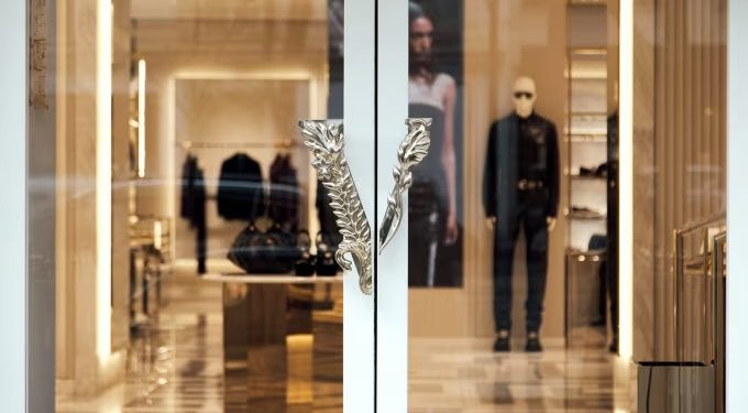 Prada njofton zyrtarisht blerjen e kompanisë rivale të modës Versace!