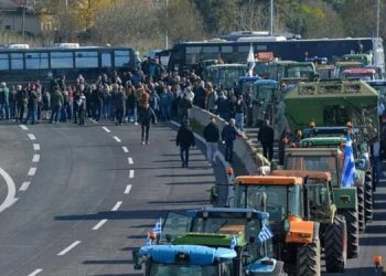 Protestat e fermerëve bllokojnë sërish aksin Kakavijë-Janinë