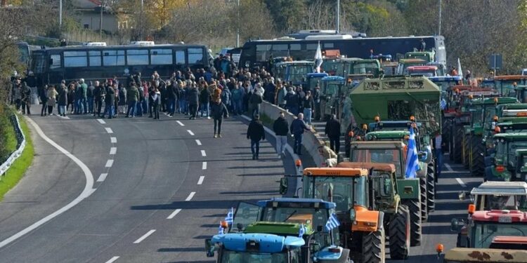 Protestat e fermerëve bllokojnë sërish aksin Kakavijë-Janinë