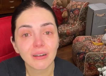 Fifi shpërthen në lot gjatë një transmetimi live: “Mos ma përmendni djalin, çka ju ka ba?”