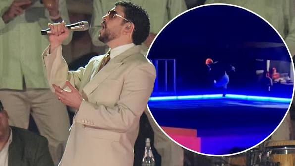 Bad Bunny rrëzohet gjatë koncertit në Meksikë