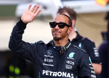 Çfarë bëri Lewis Hamilton në Maranello që emocionoi gjithë stafin e Ferrarit?