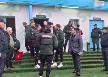 E RËNDË! Dhunë në Fushë Krujë, lojtarët e Ilirisë sulmojnë rivalët e Skënderbeut dhe trajnerin Gjoka (EMRAT)