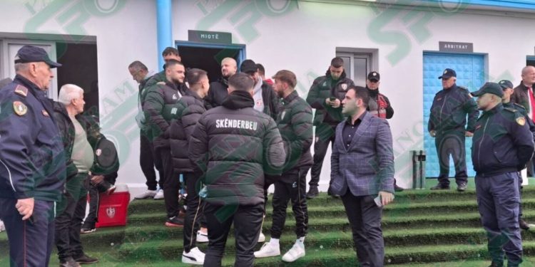 E RËNDË! Dhunë në Fushë Krujë, lojtarët e Ilirisë sulmojnë rivalët e Skënderbeut dhe trajnerin Gjoka (EMRAT)