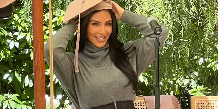 Kim Kardashian, diplomim mes shakasë dhe kritikave: “Nuk e bëra për publicitet”
