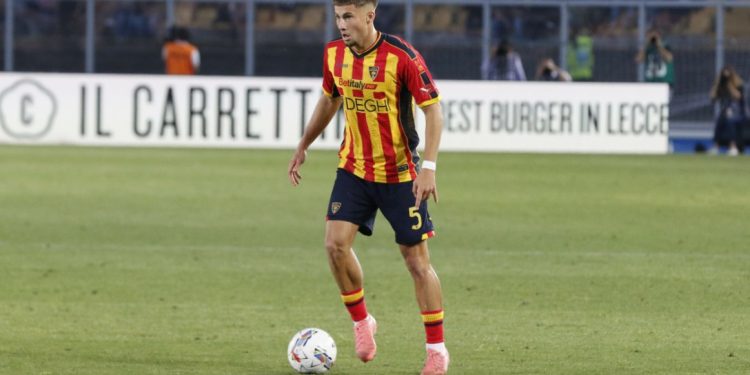 FOTO/ Te Lecce “fërkojnë duart”, “fluturon” kartoni i Medon Berishës