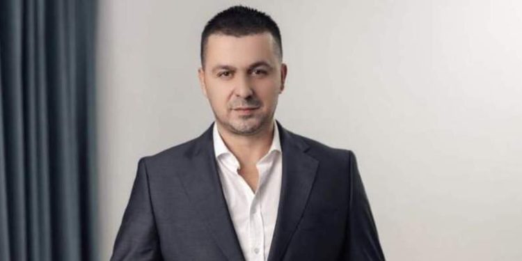 Këngëtari shqiptar konfirmon kandidimin për deputet në listën e PDK-së