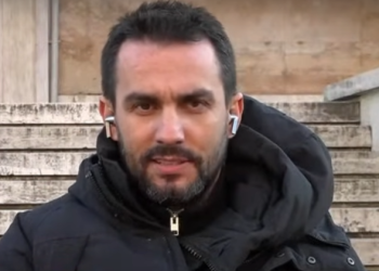 E kaloi natën në karrige para Kryeministrisë, Adriatik Lapaj: Jam shkëndija që duhet t’i ndezë qytetarët (VIDEO)