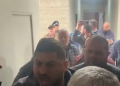 “Hap derën! Dele jemi ne?!”, tension në Këshillin Bashkiak të Vlorës, shoferët e autobusit tentojnë të futen brenda