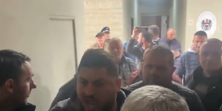“Hap derën! Dele jemi ne?!”, tension në Këshillin Bashkiak të Vlorës, shoferët e autobusit tentojnë të futen brenda