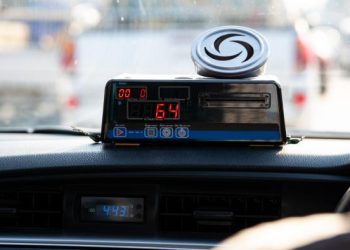 Shoferët e taksive që mashtrojnë klientët, ja si t’i identifikoni taktikat e tyre