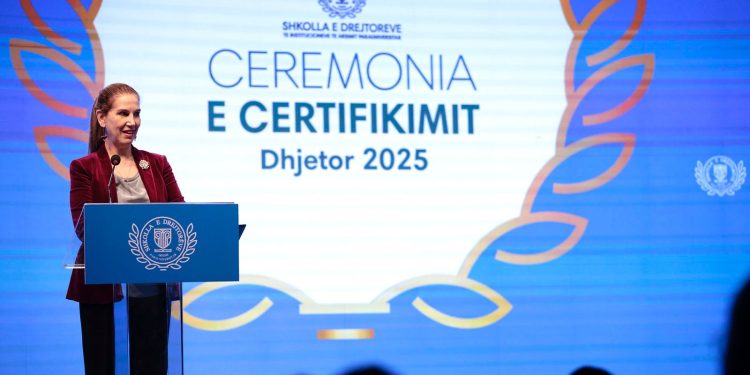 Shkolla e Drejtorëve ‘diplomon’ drejtuesit e shkollave, Kumbaro: Jemi të gjithë bashkë timonierë të së njëjtës anije