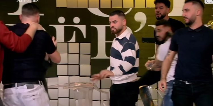Ç’ndodhi? Plas grushti mes djemve në emisionin ‘Përputhen’