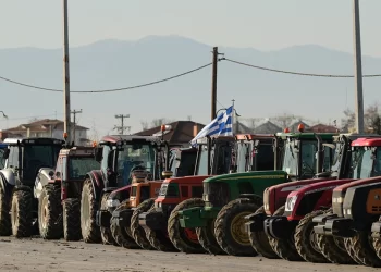 Mbi 4,000 traktorë në rrugë/ Fermerët shtojnë bllokadat në gjithë Greqinë