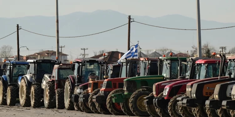 Mbi 4,000 traktorë në rrugë/ Fermerët shtojnë bllokadat në gjithë Greqinë