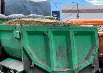 Policia ndalon shoferin nga Gjirokastra, transportone zhavorr edhe pse firma ishte bllokuar nga IKMT