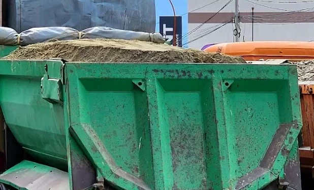 Policia ndalon shoferin nga Gjirokastra, transportone zhavorr edhe pse firma ishte bllokuar nga IKMT