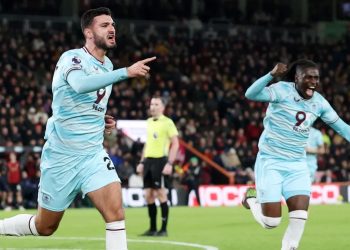 “Jam mbi re”, Broja në “qiellin e shtatë” pas golit të parë me Burnley, e duartroket edhe trajneri Parker: Ishte i shkëlqyer (VIDEO)