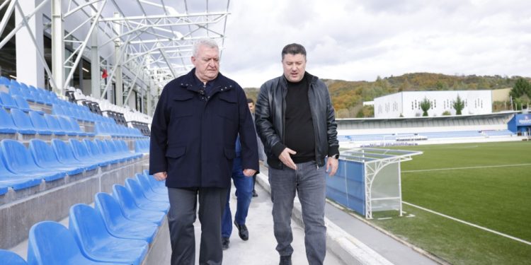 Presidenti Duka inspekton punimet në stadiumin e Vorës: Projekti po shkon drejt përfundimit, dikur dukej ëndërr, sot po bëhet realitet