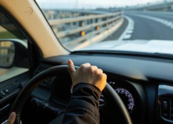 Kush është drejtuesi më i rrezikshëm i makinës? Studimi zbulon grupmoshën më të pasigurt në timon