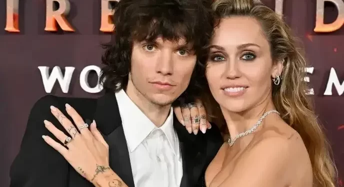 Pas 4 vitesh romancë, Miley Cyrus thotë “Po”! Zbulohen detajet e unazës luksoze