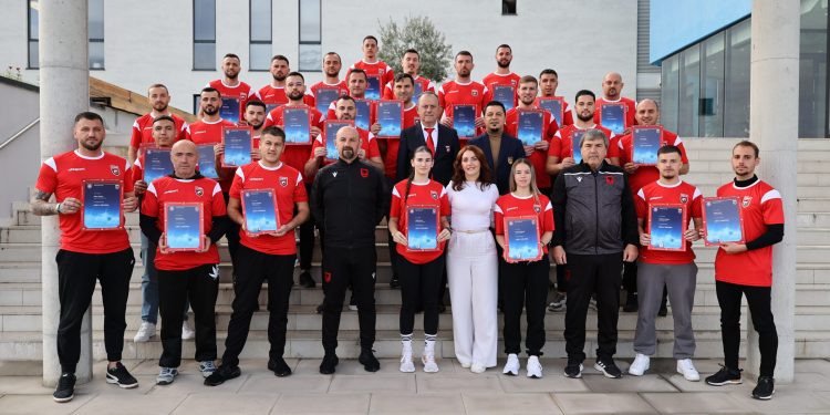 Diplomohen 27 trajnerë në kursin për licencën UEFA C, FSHF mbështet edhe shtresat në nevojë