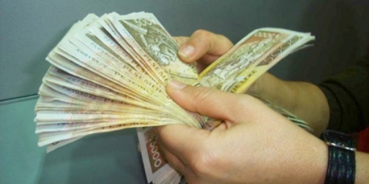 Qeveria “zgjidh qesen” me shpërblimet për festa, ja kush përfiton