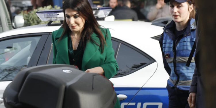 Mirlinda Karçanaj në “arrest shtëpie”, ja kush e merr drejtimin e AKSHI-t